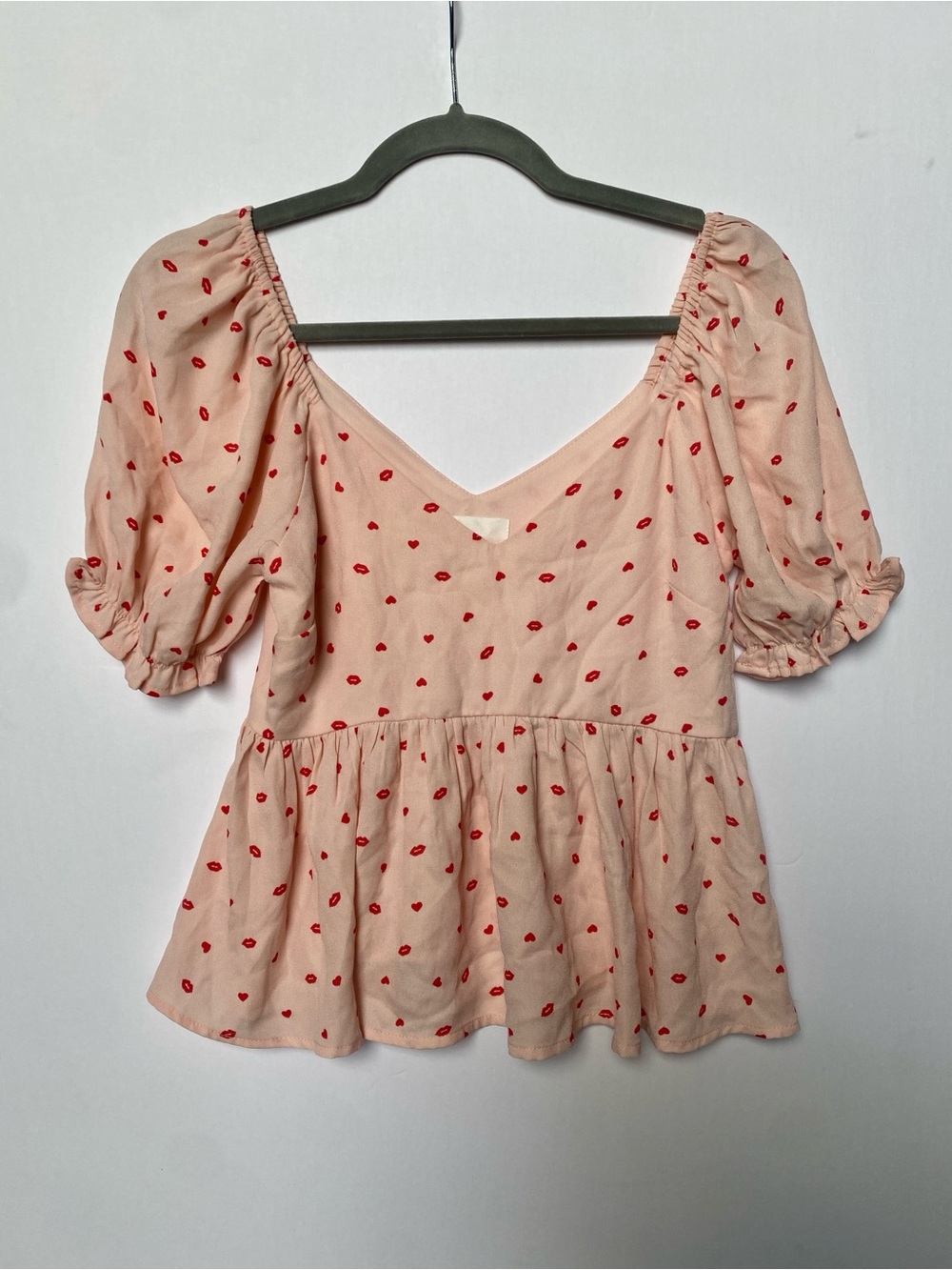 Peplum V-Neck Puff Sleeve Blouse - Blush with Red Lip Motif XS